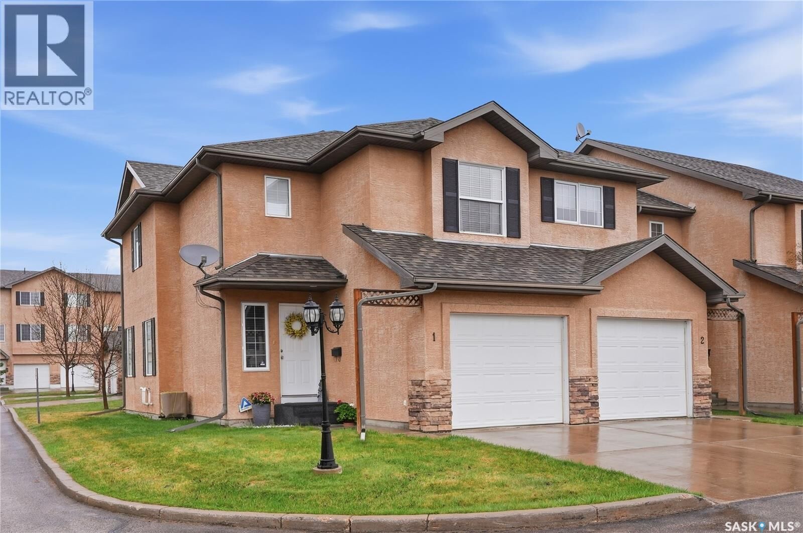 Property Photo:  1 118 Pawlychenko Lane  SK S7V 1K1 