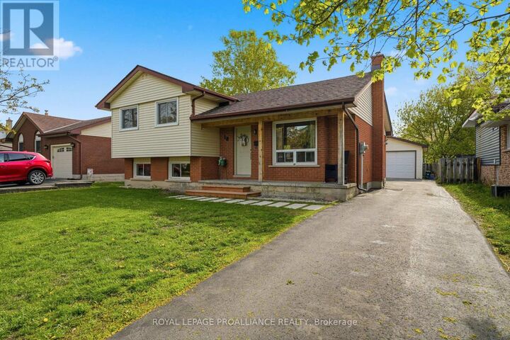 Property Photo:  18 Alnet Drive  ON K8P 4V9 