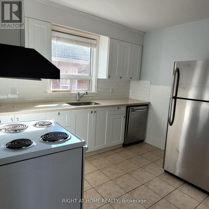 Property Photo:  202 Cadillac Avenue South Main  ON L1H 5Z7 