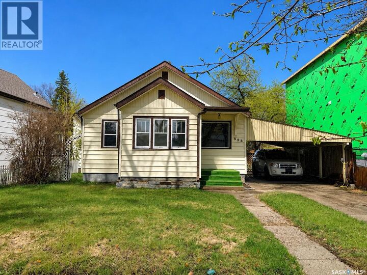 Property Photo:  828 I Avenue S  SK S7M 1Z3 