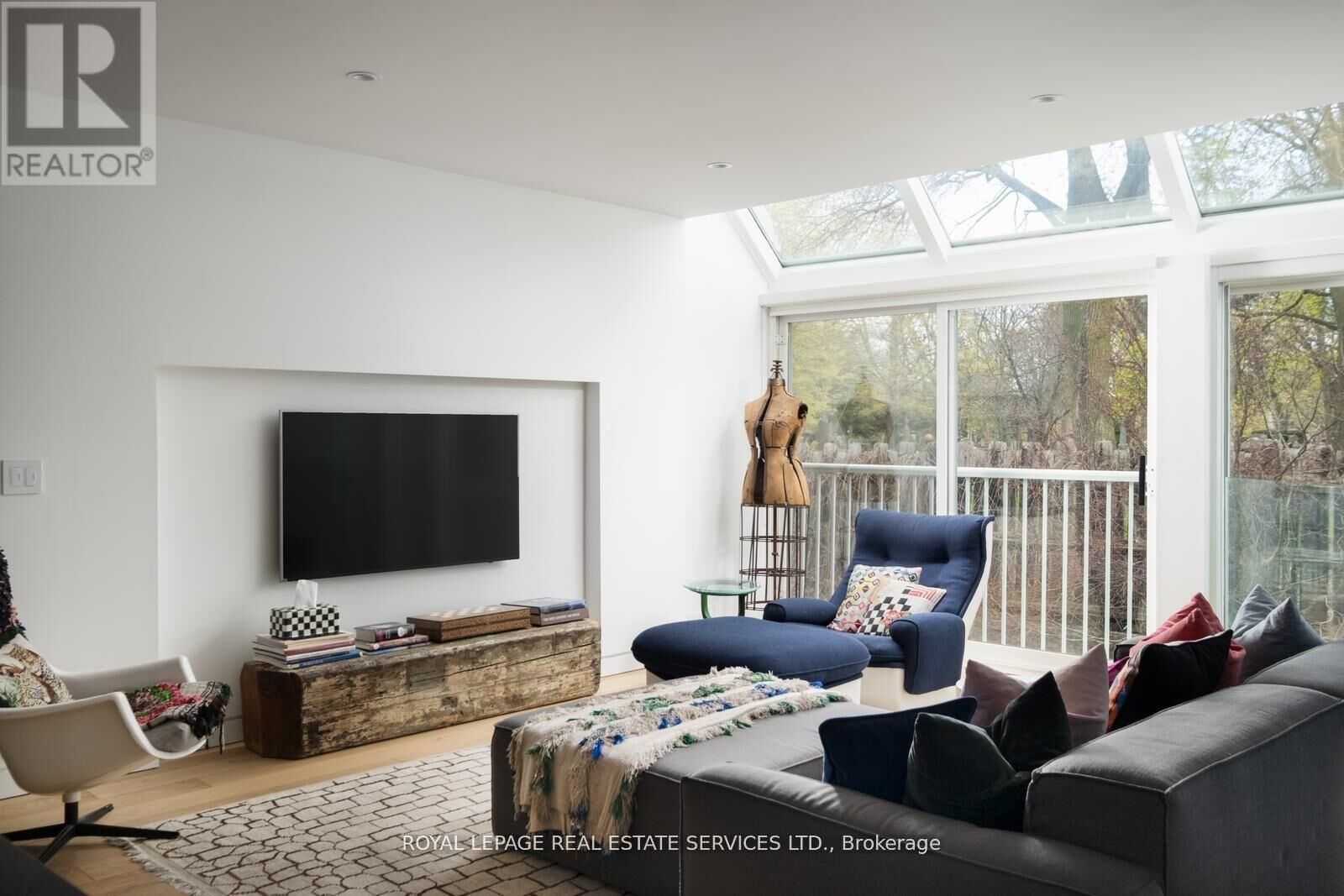 Property Photo: 390 Wellesley Street East 16 ON M4X 1H6