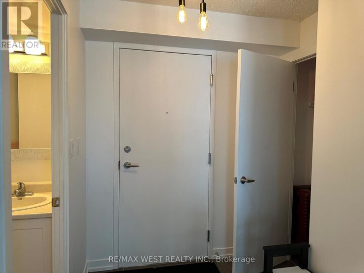 Property Photo: 816 Lansdowne Avenue 614 ON M6H 4K6