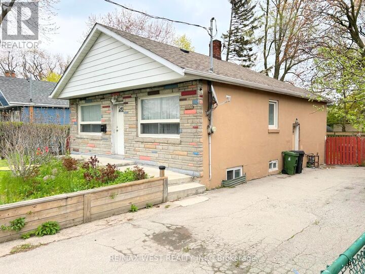 Property Photo:  2567 Kingston Road  ON M1M 1M1 