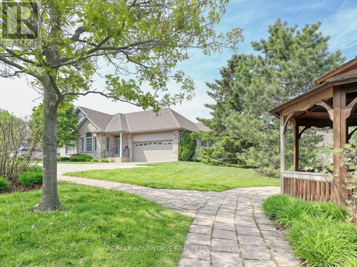 Property Photo:  800 Commissioners Road West 42  ON N6K 1C2 