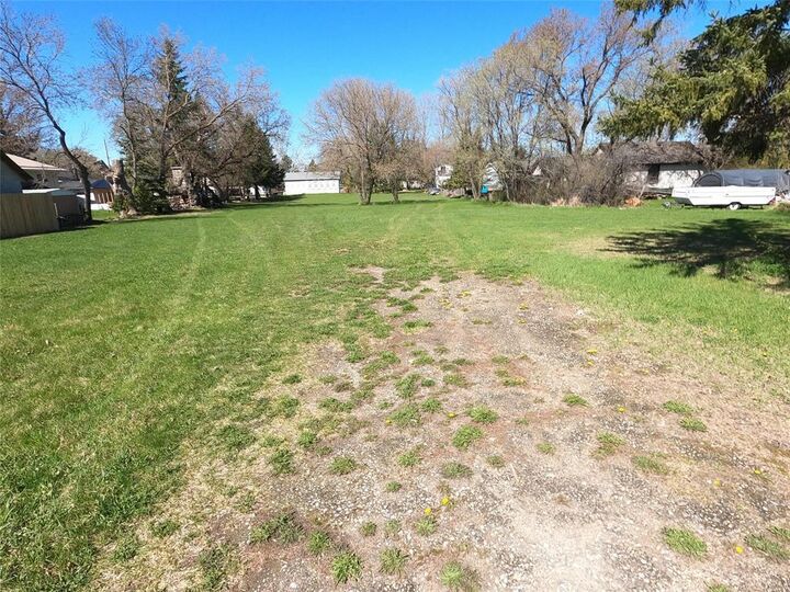 Property Photo:  515 First Street North  MB R0E 0C0 