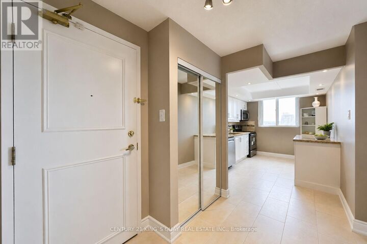 Property Photo: 115 Hillcrest Avenue 904 ON L5B 3Y9