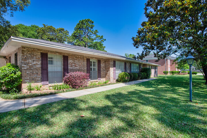 Property Photo: 645 NE Country Club Avenue FL 32547