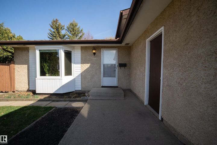 Property Photo:  4724 38B Avenue NW  AB T6L 5B9 