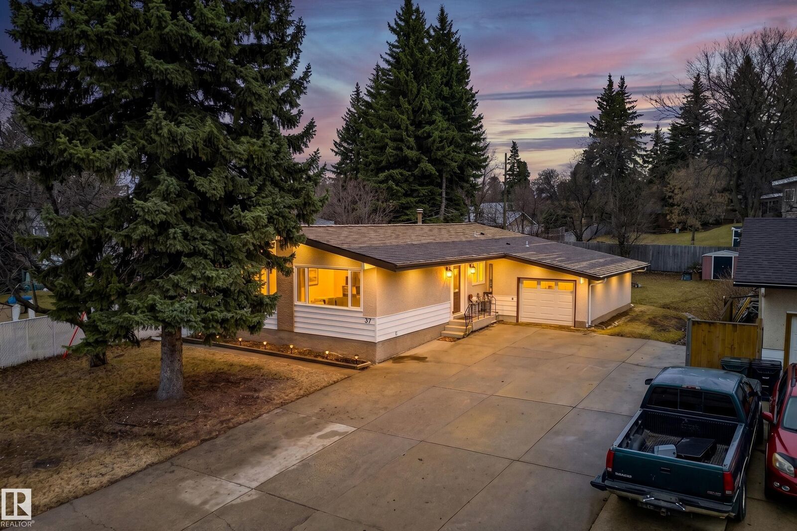 Property Photo:  37 Hazel Street  AB T8A 1H7 