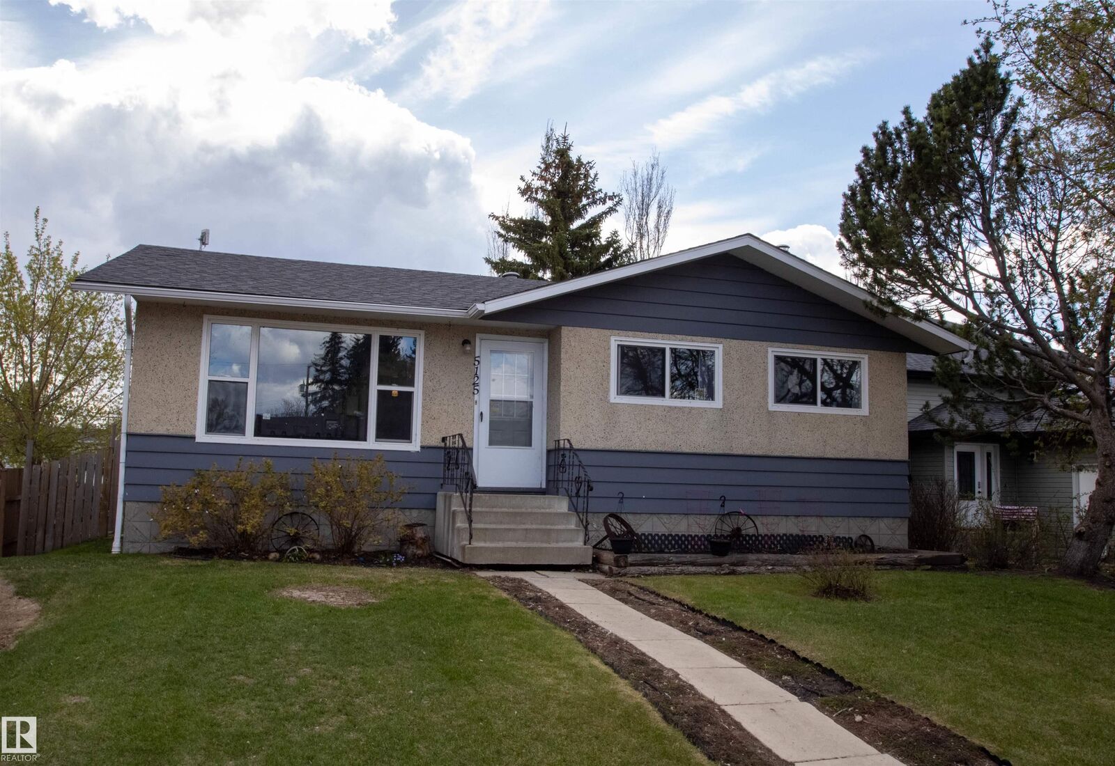 Property Photo:  5125 46 Ave  AB T0A 3A4 