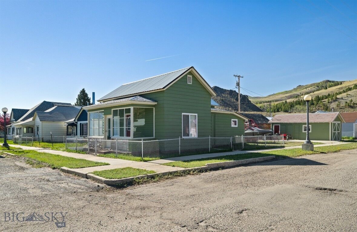 Property Photo: 1201 E 5th MT 59711