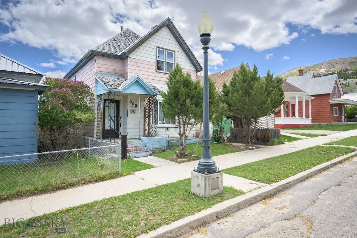 Property Photo:  505 Oak Street  MT 59711 