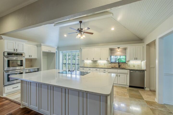 Property Photo:  1925 Glenbrook Court  TX 76021 