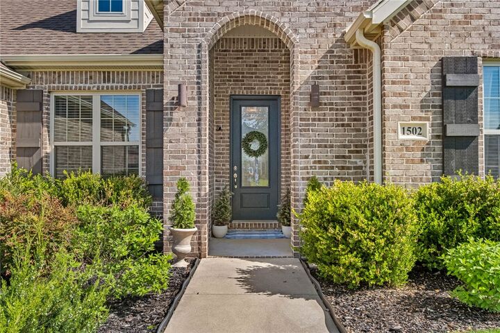 Property Photo:  1502 Ridgewood Avenue  AR 72745 