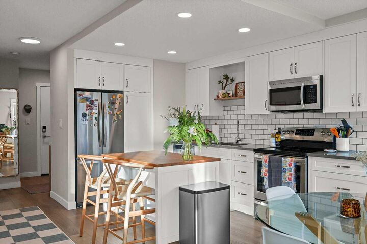 Property Photo: 1208 14 Avenue SW 201 AB T3C 0V9