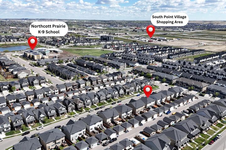 Property Photo:  114 Hillcrest Close SW  AB T4B 4H6 