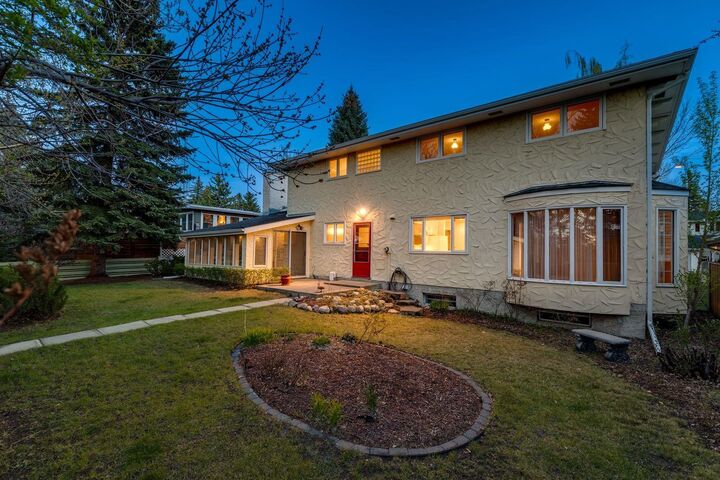 Property Photo:  40 Varston Place NW  AB T3A 0B7 