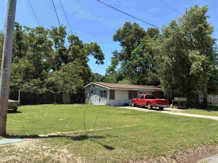 Property Photo: 7401 Sachem Rd FL 32506