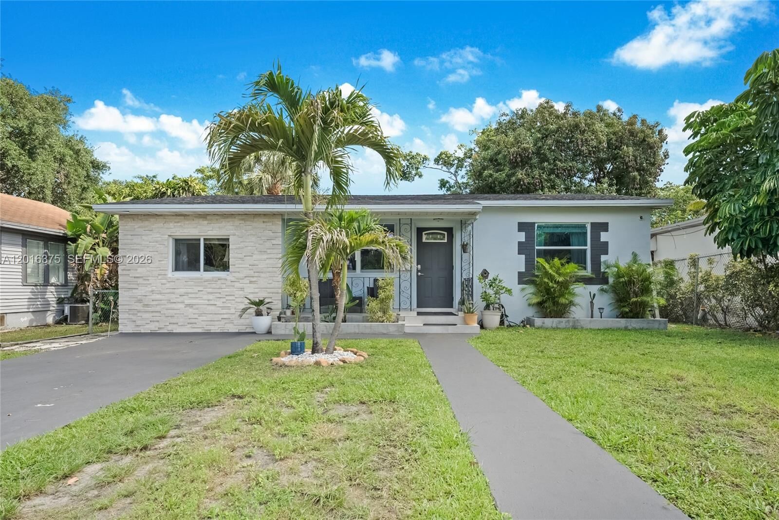 Property Photo: 2747 Dewey St FL 33020