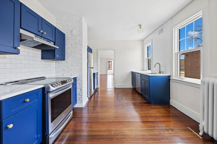 Property Photo:  852 Farmington Avenue  CT 06119 