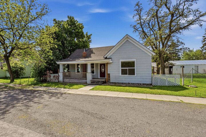 Property Photo: 909 Maxwell St WA 99122