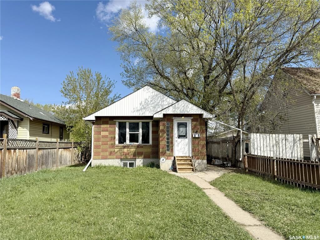 Property Photo: 1228 1st Avenue N SK S7K 1Y6