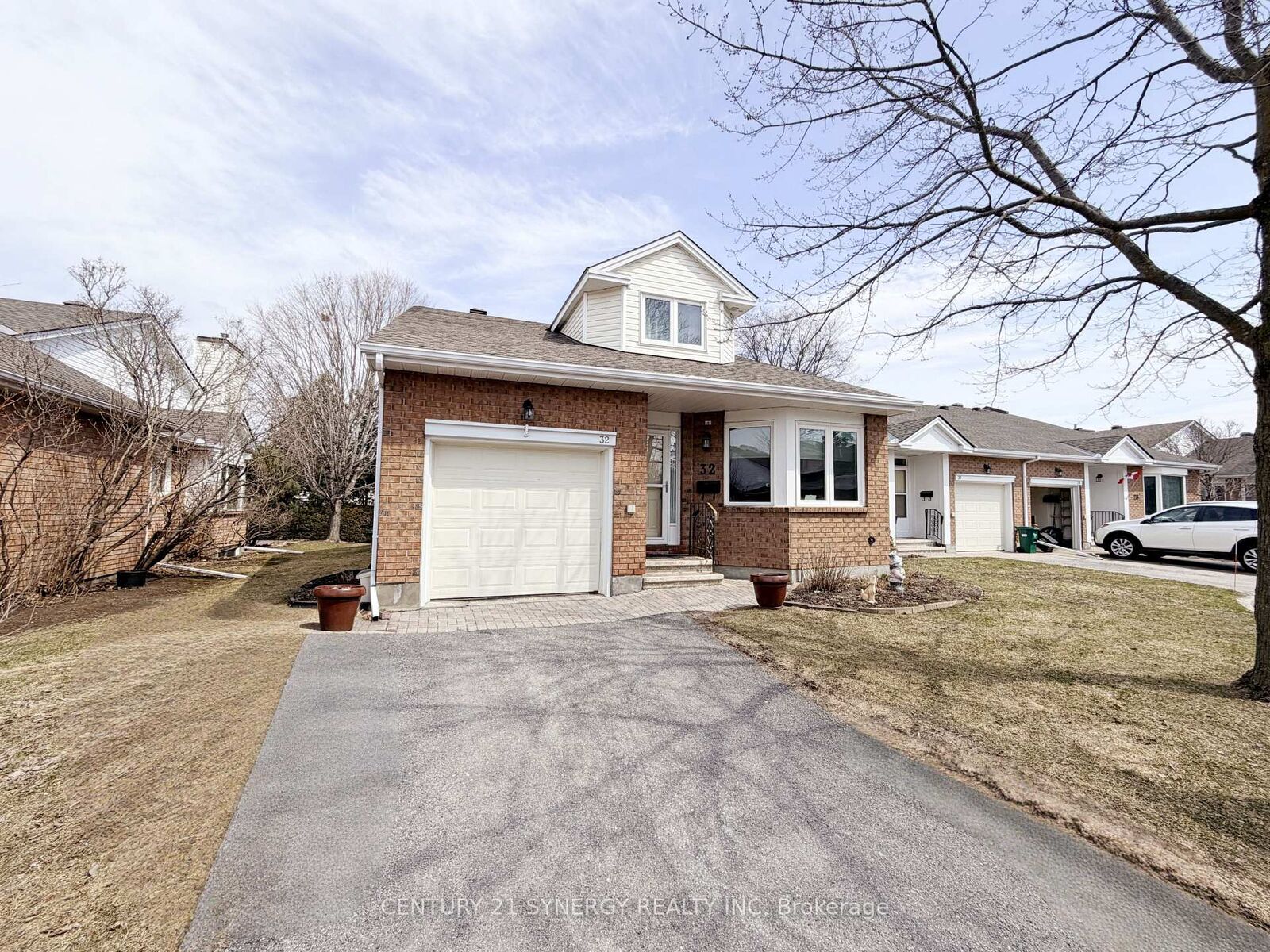 Property Photo:  32 Innesbrook Court 16  ON K2S 1C7 