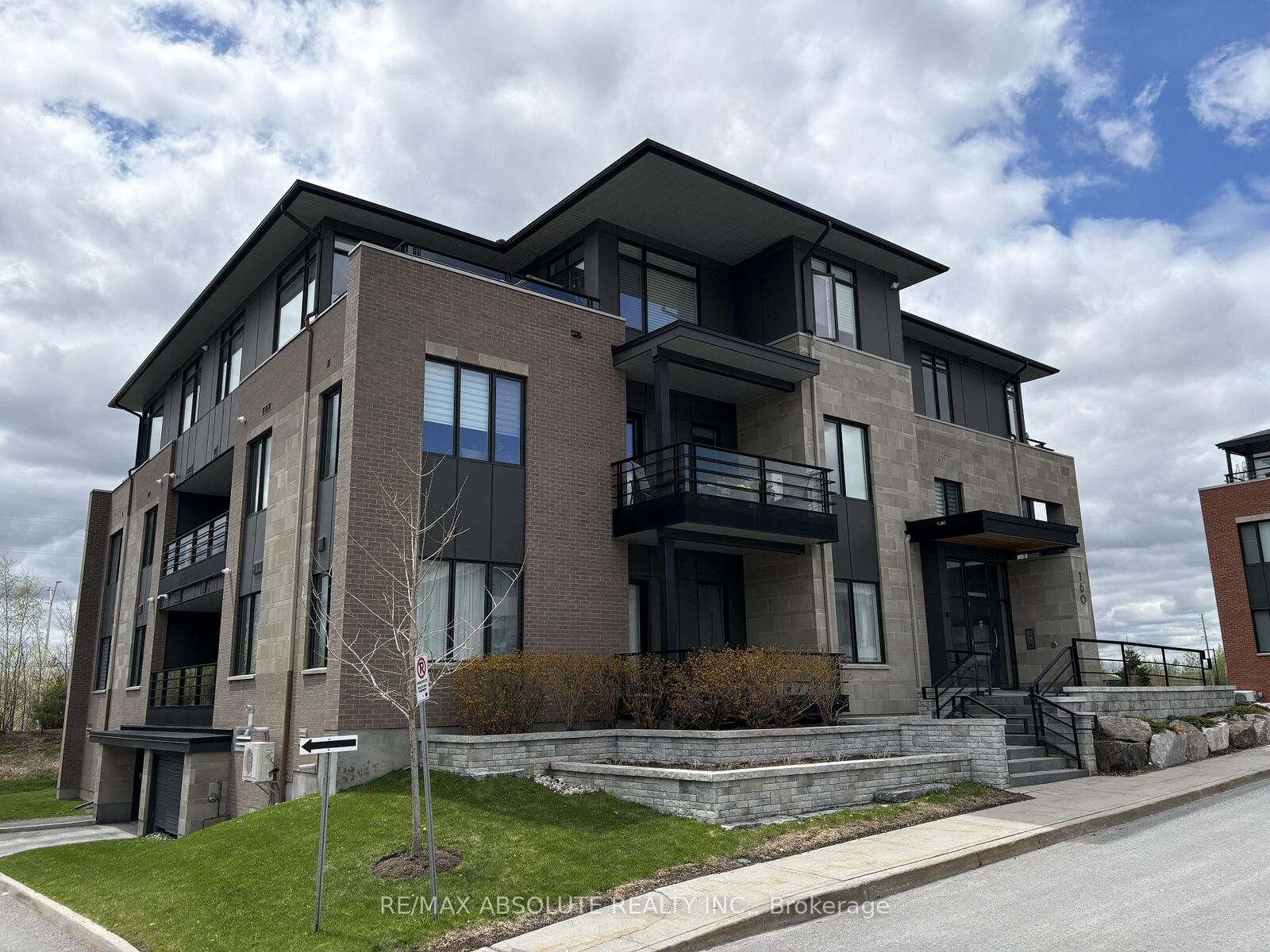 Property Photo: 160 Boundstone Way 103 ON K2T 0M8