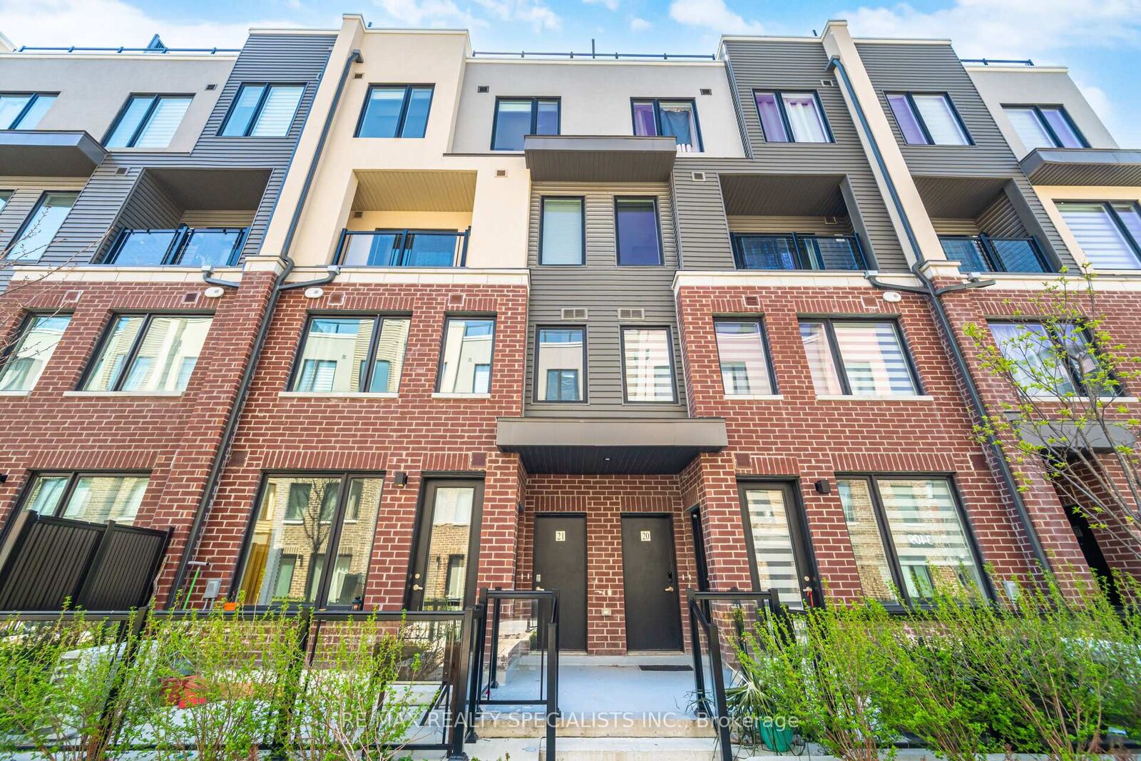 Property Photo: 3405 Ridgeway Drive 21 ON L5L 0B9