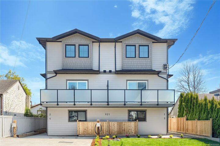 Property Photo:  921 Dale St 1  BC V8X 2V9 
