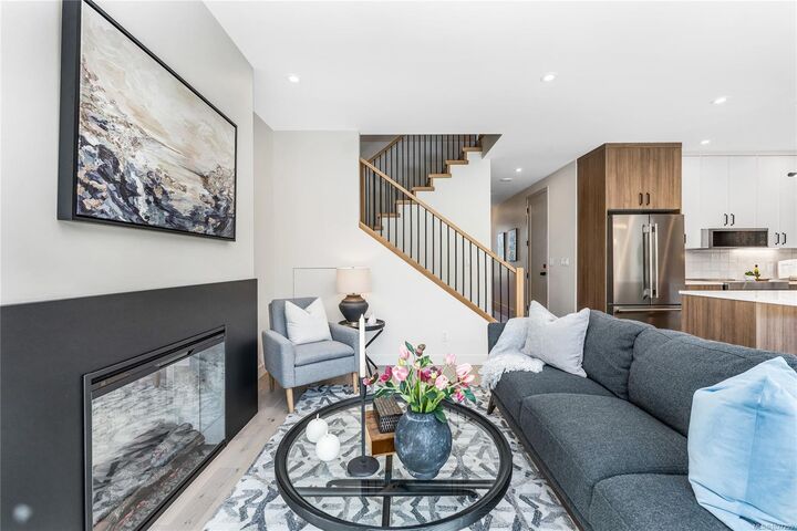 Property Photo:  3333 Henderson Rd 3  BC V8P 5A5 