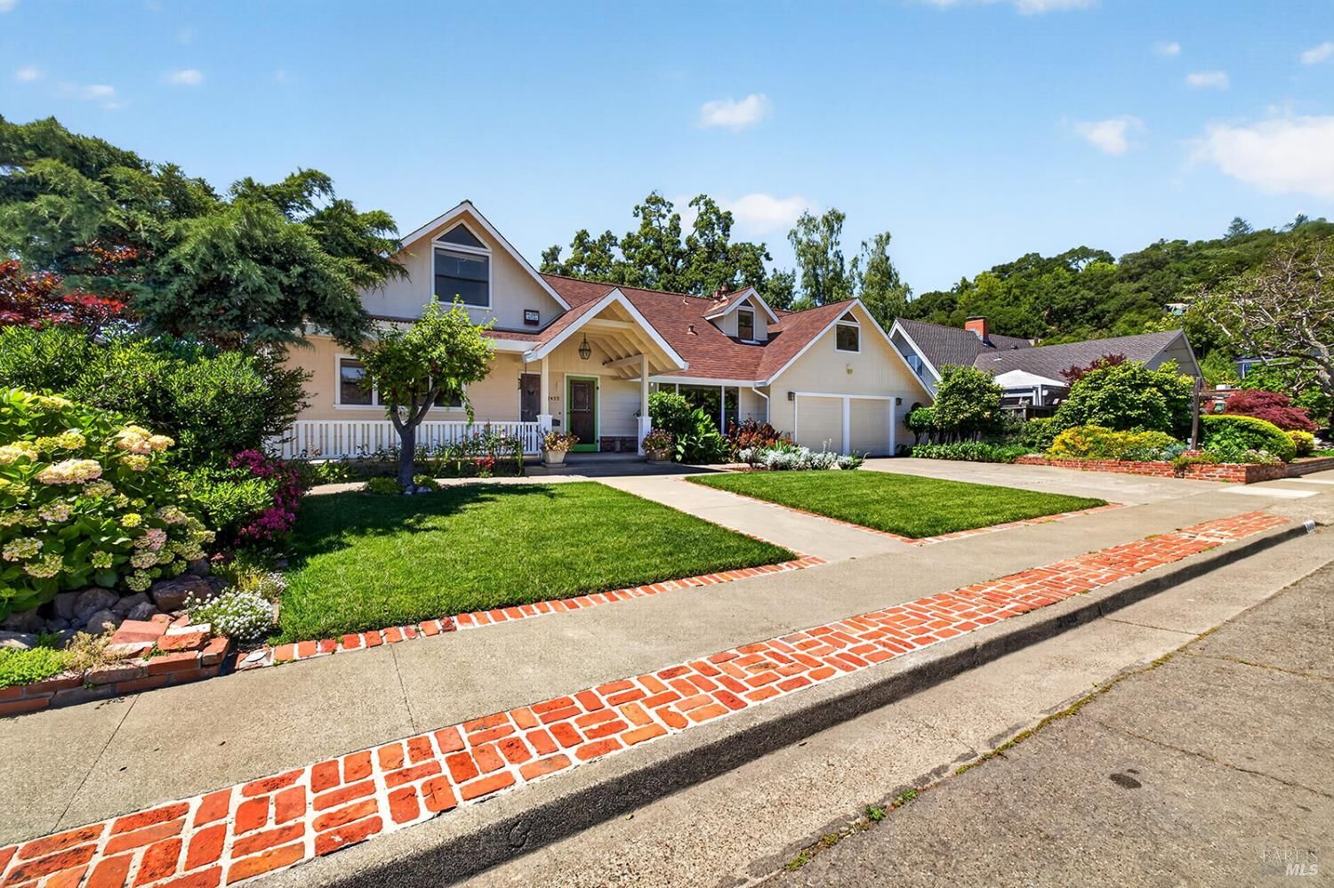 Property Photo:  2453 Delevan Way  CA 95404 