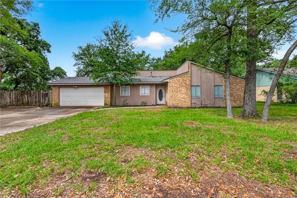 Property Photo:  3202 Forestwood Drive  TX 77801-2407 