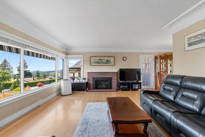 Property Photo: 170 Carisbrooke Crescent BC V7N 2S1