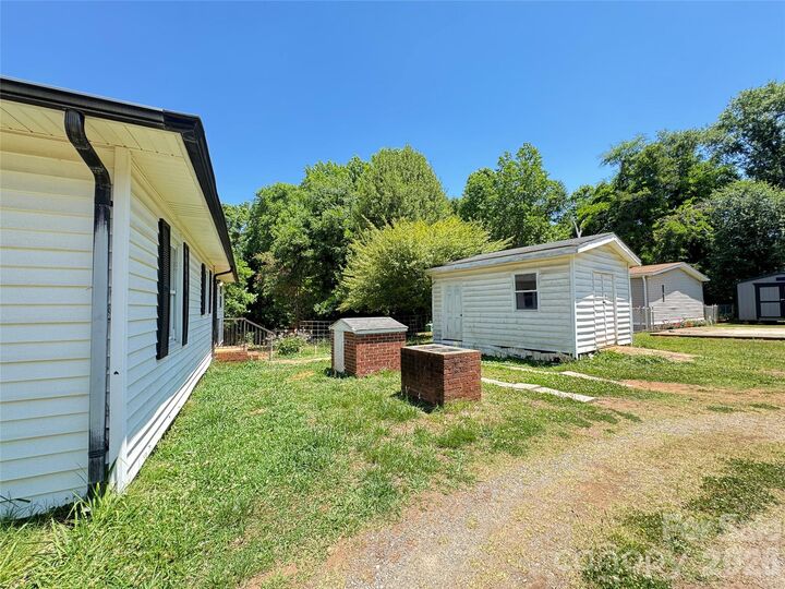 Property Photo: 704 Morningside Drive NC 28120