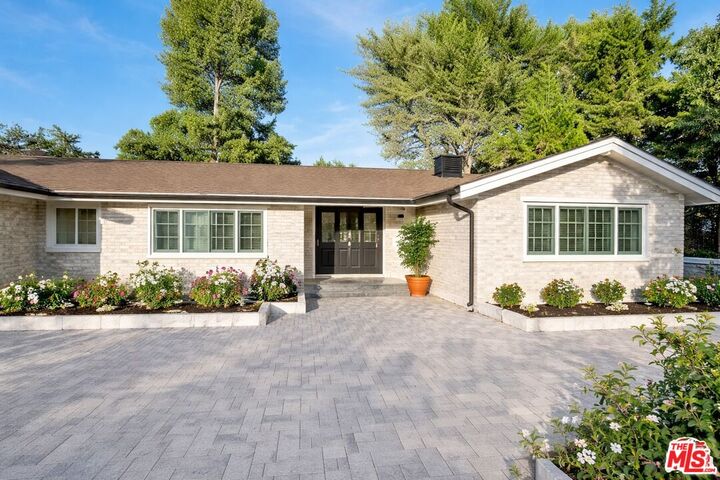 Property Photo: 4732 Del Moreno Dr CA 91364
