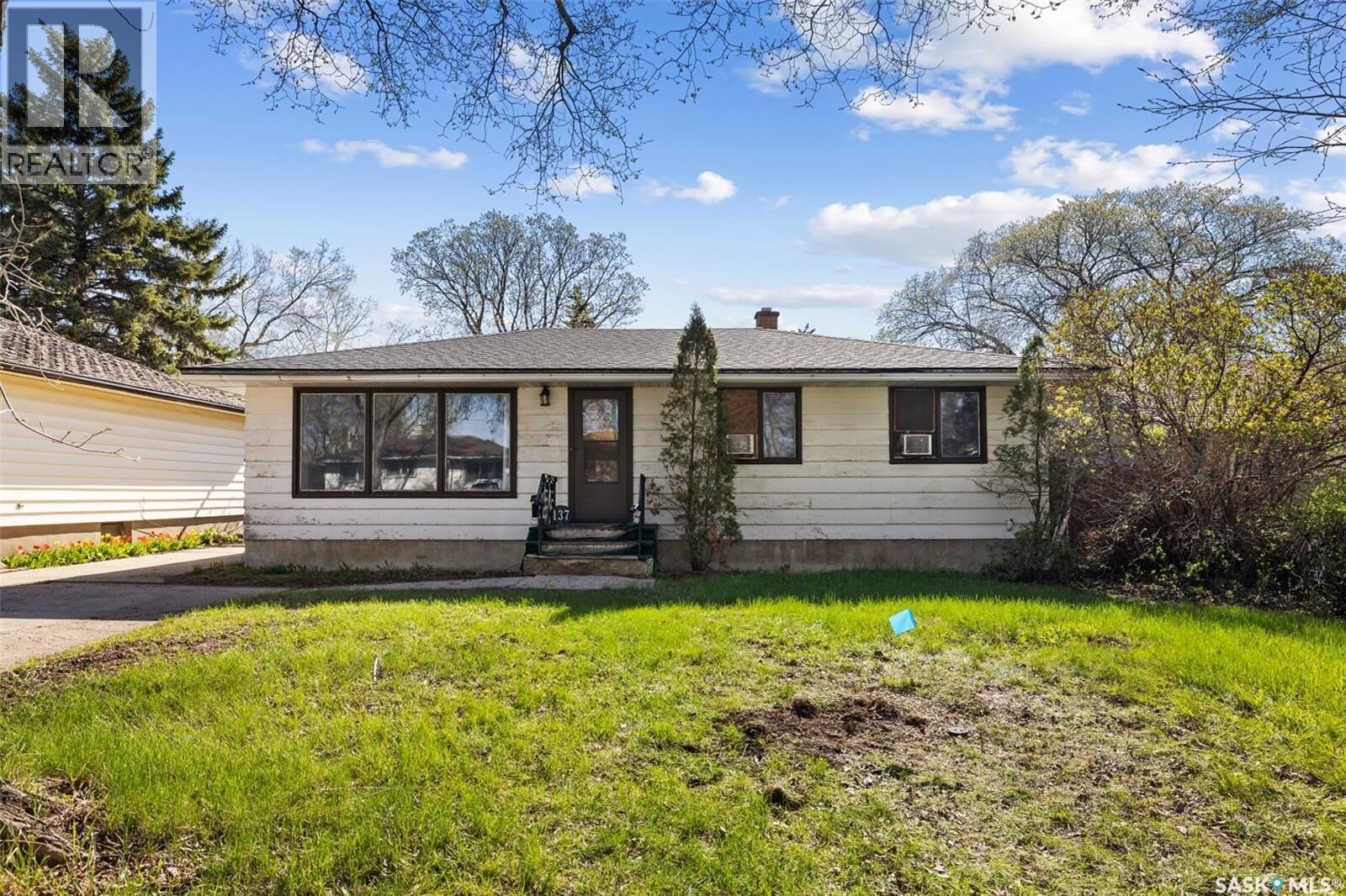 Property Photo:  137 Garnet Street  SK S4R 3R9 