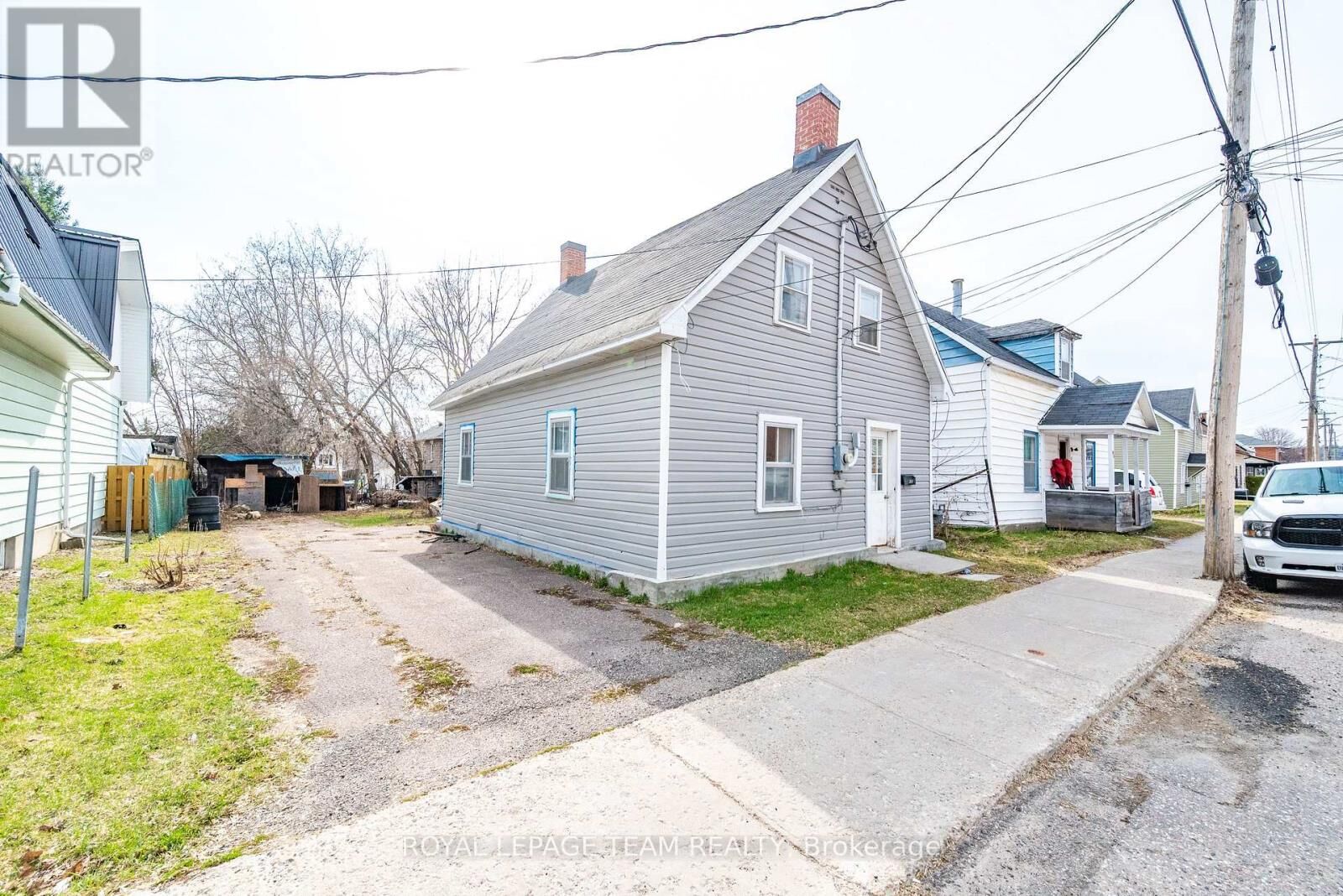 Property Photo:  42 Bonnechere Street South  ON K7V 1Z1 