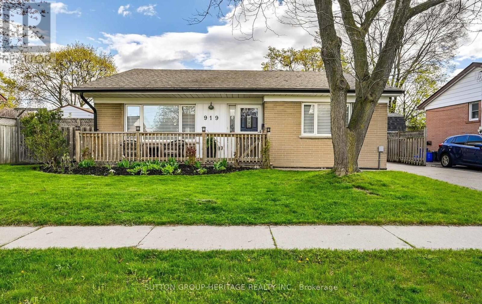 Property Photo: 919 Bayview Avenue ON L1N 1E2