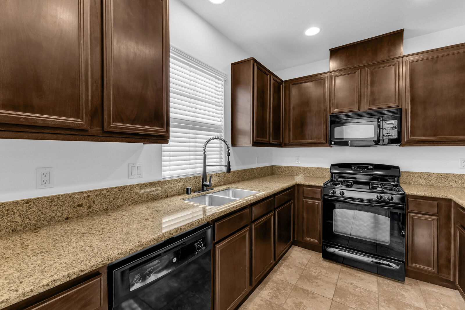 Property Photo:  162 Paseo Bravo  CA 92211 