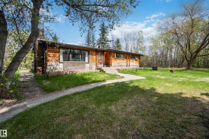 Property Photo:  910 Hermitage Avenue  AB T7Z 2T2 