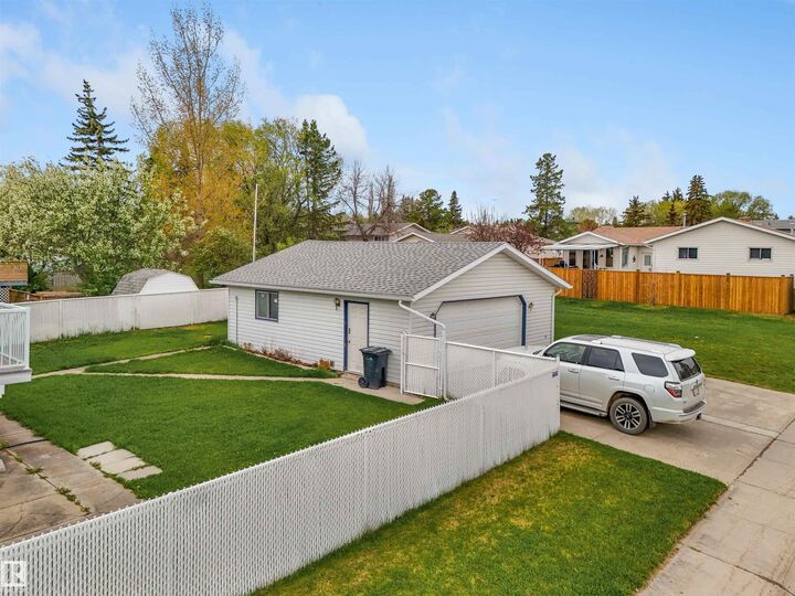 Property Photo:  5536 42 Street  AB T7A 1A7 