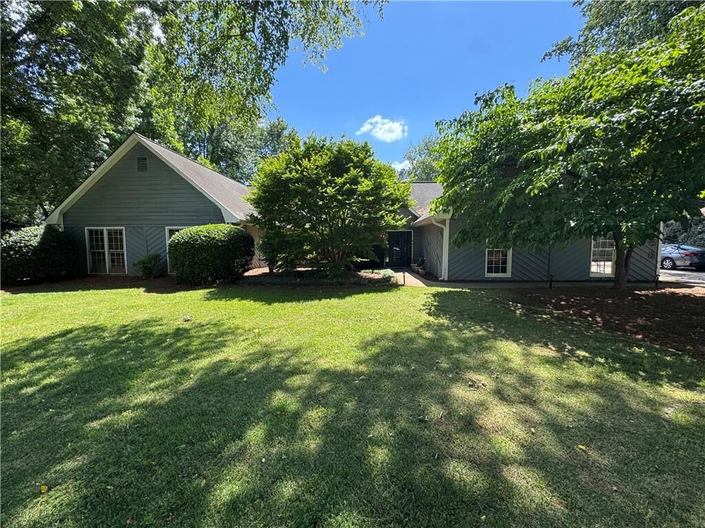 Property Photo:  555 Saddle Creek Circle  GA 30076 