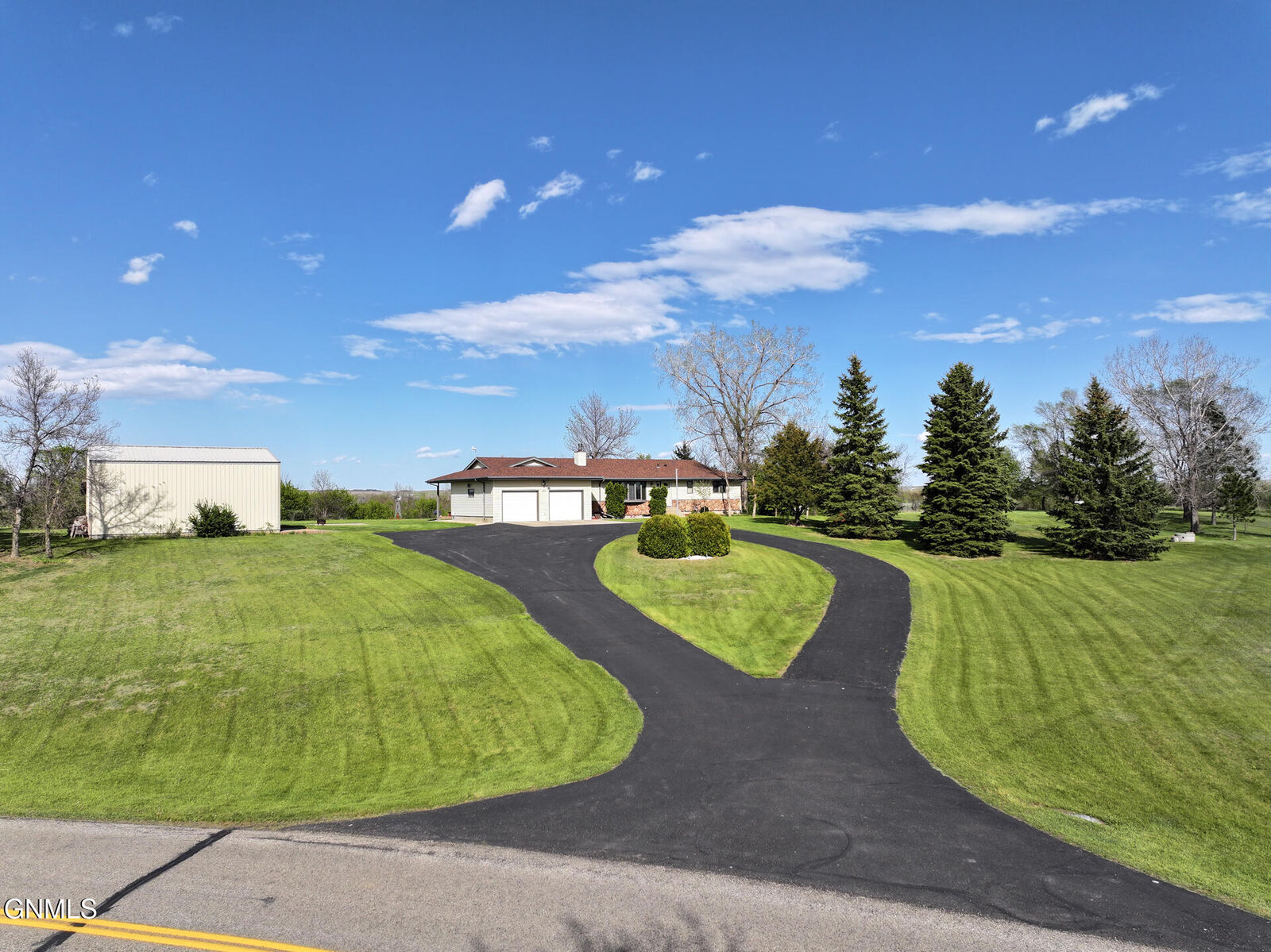 Property Photo:  2170 Schlosser Drive N  ND 58554 