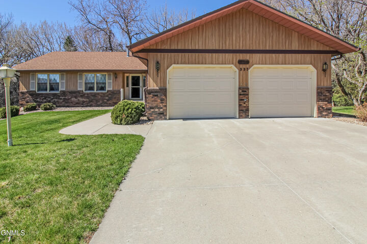 Property Photo:  337 S Brandon Loop  ND 58503 