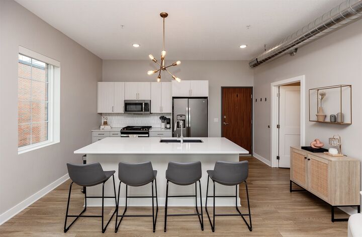 Property Photo: 400 SW 7th Street 301 IA 50309
