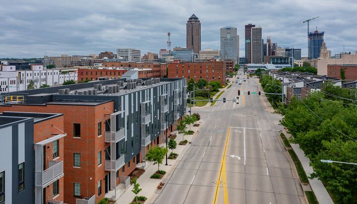 Property Photo: 400 SW 7th Street 301 IA 50309