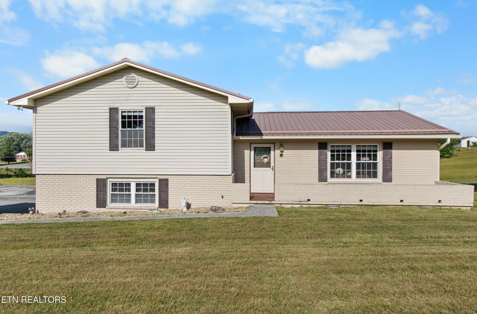 Property Photo:  121 E Village Circle  TN 37766 