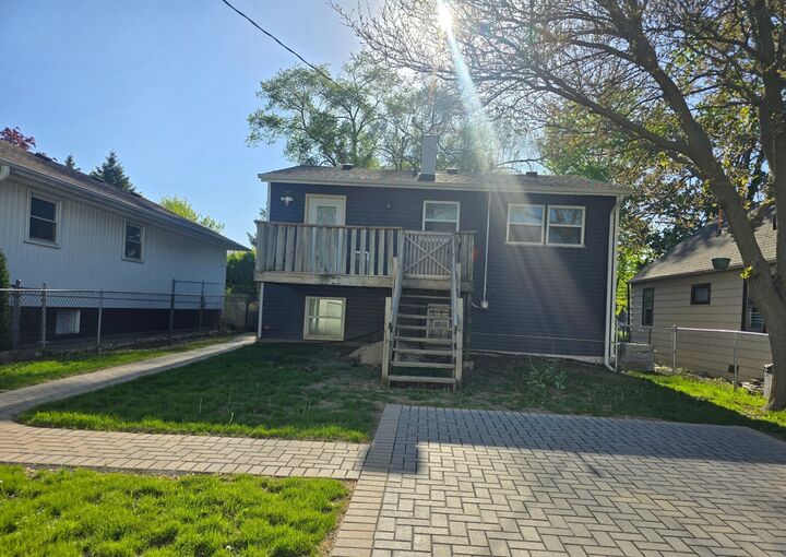 Property Photo:  1407 N Oak Avenue  IL 60073 