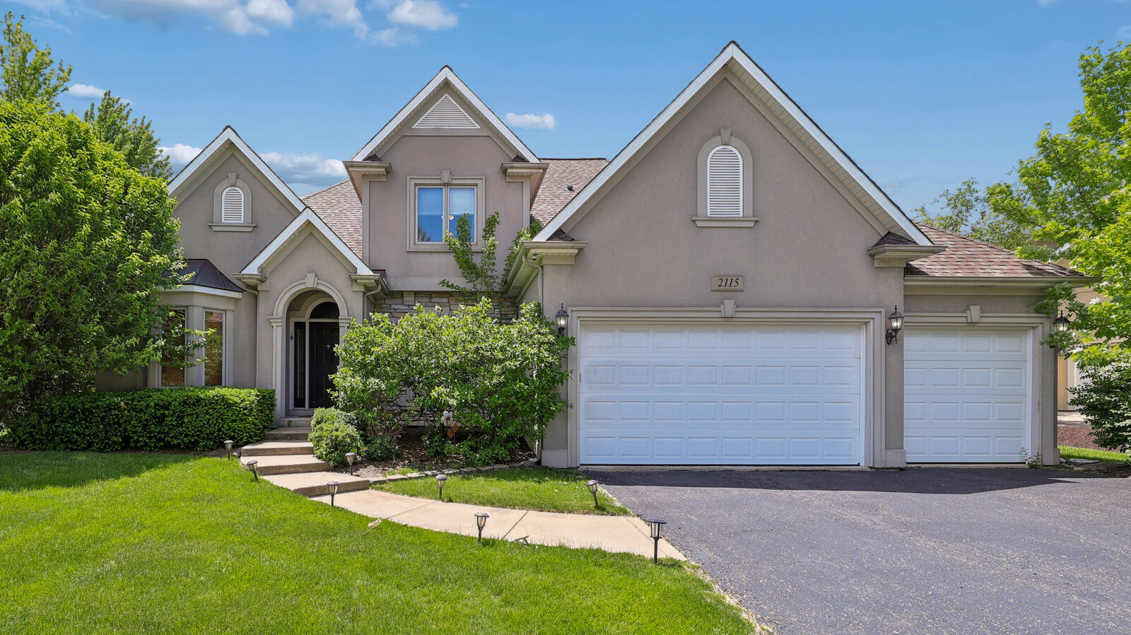 Property Photo:  2115 Stonington Court  IL 60564 